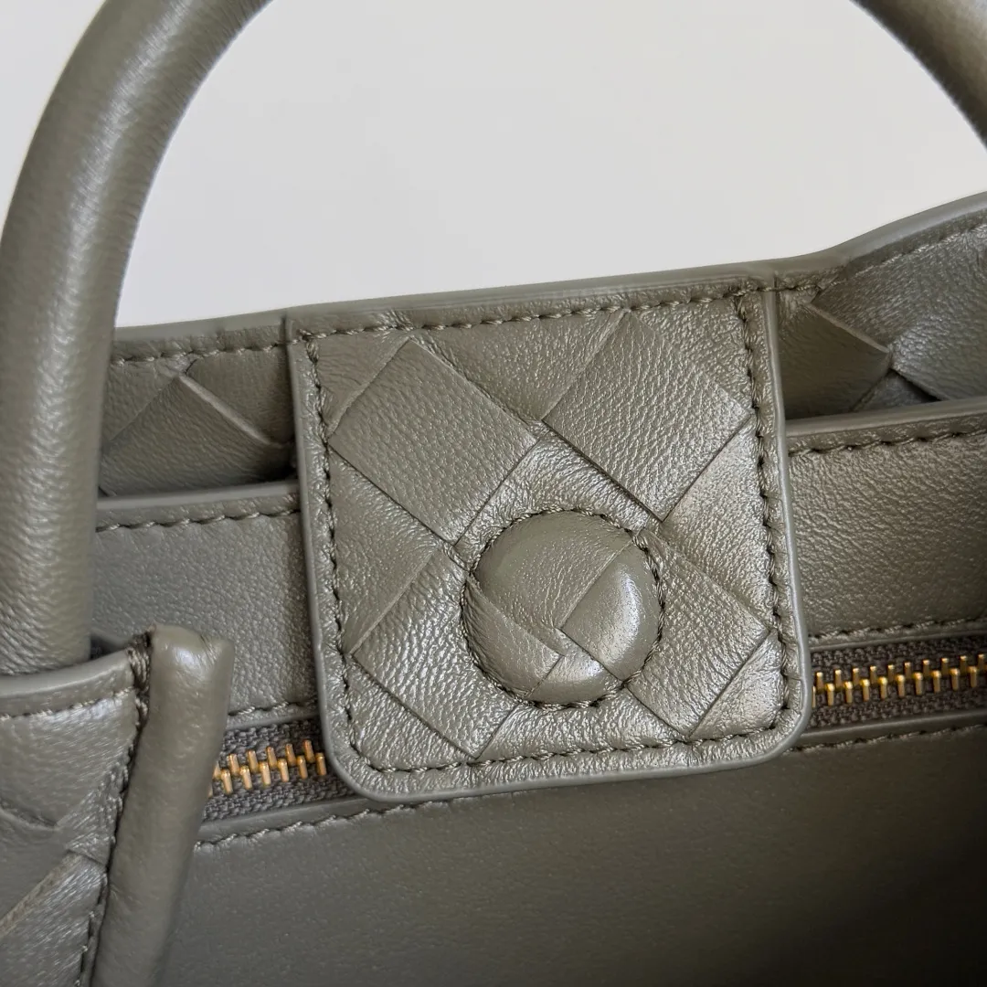 The 2023 new Andiamo batch 1860BV is shipped‼ ️Really popular🔥The new Andiamo woven handbag launched by Bottega Veneta this season is really popular all over the world! ! Celebrities at home and abroad have worn it, and Oscar-winning actress Michelle Yeoh has taken it out on the street. Song Jia, Trai Yara, Yu Feihong, Sanji Ayaka, Rosie Hunting-Whiteley, Yoshioka Riho, etc. have all picked up this bag. It is classic and versatile, showing off its temperament, and the bag capacity is also large, which is very convenient for daily commuting! ! A variety of carrying methods, the shoulder straps can be adjusted by yourself, the original lambskin feels soft and delicate, and the unisex style breaks gender boundaries and brings a more practical and longer-lasting use experience. Andiamo, which has both elegant and casual styles, perfectly interprets the true appearance of "fashionable old money style". Style number: 743568 Size: 25*22*10.5cm
